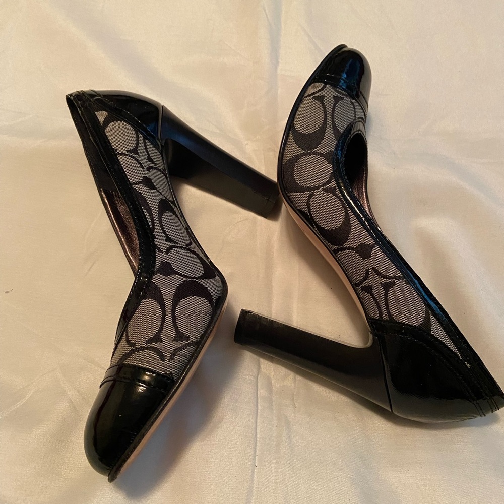 Coach Cassia Gray & Black Logo Block Heels Sz 8.5 - Picture 4 of 7